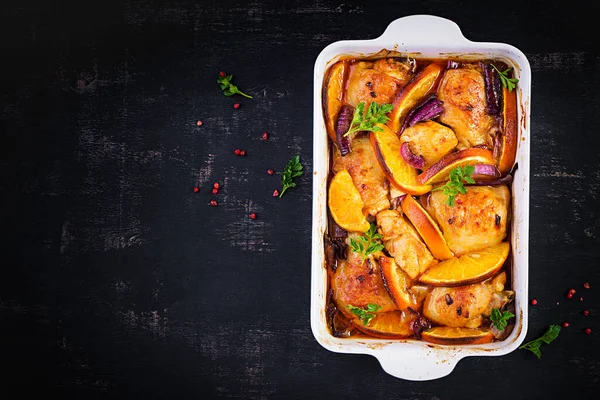 Muslos Pollo Horno Rebanadas Apetitosas Pollo Horno Con Cebolla Roja — Foto de Stock