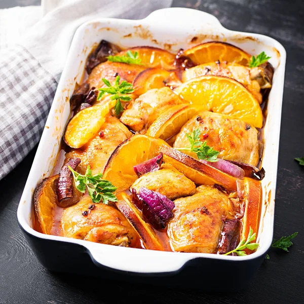 Baked Chicken Thighs Appetizing Slices Baked Chicken Red Onion Oranges — Stock Photo, Image