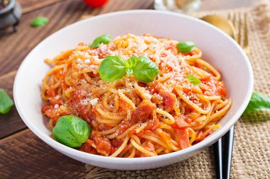 Guanciale, domates ve pecorino peynirli spagetti alla Amatriciana. İtalyan sağlıklı yemekleri.