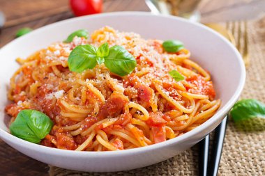 Guanciale, domates ve pecorino peynirli spagetti alla Amatriciana. İtalyan sağlıklı yemekleri.