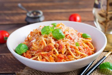 Guanciale, domates ve pecorino peynirli spagetti alla Amatriciana. İtalyan sağlıklı yemekleri.
