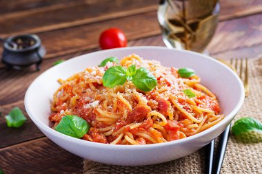 Guanciale, domates ve pecorino peynirli spagetti alla Amatriciana. İtalyan sağlıklı yemekleri.