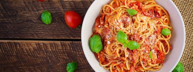 Guanciale, domates ve pecorino peynirli spagetti alla Amatriciana. İtalyan sağlıklı yemekleri. Üst görünüm, afiş