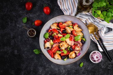 Toskana Panzanella, geleneksel İtalyan salatası, domates ve ekmek. Vejetaryen panzanella salatası. Akdeniz sağlıklı gıdaları. Üst görünüm, alanı kopyala
