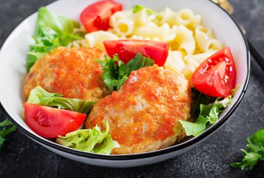 Makarna ve domates soslu tavuk köftesi..