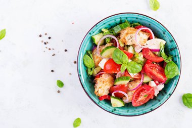 Geleneksel İtalyan domates salatası panzanella mozzarella, kapari, kırmızı soğan ve kızarmış ekmek. Yaz salatası. Toskana salatası. Üst görünüm, yukarıda, boşluğu kopyala