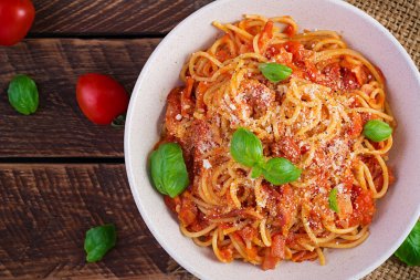 Guanciale, domates ve pecorino peynirli spagetti alla Amatriciana. İtalyan sağlıklı yemekleri. Üst manzara, düz uzanma