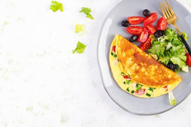 Keto kahvaltısı. Peynirli omlet, domates ve yeşil soğan. İtalyan omleti. Keto, ketojenik öğle yemeği. Üst görünüm, genel görünüm, kopyalama alanı
