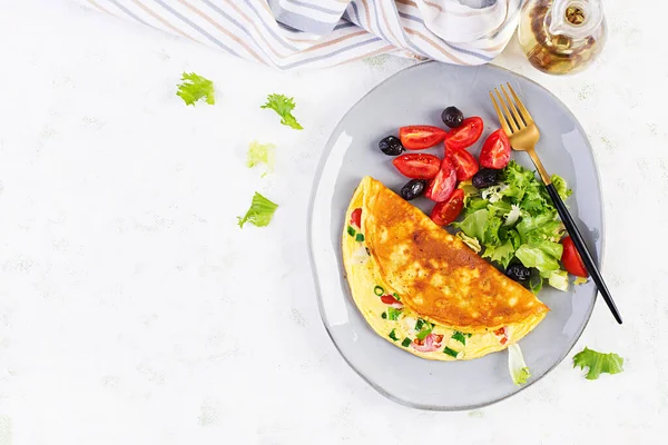 基托早餐 有奶酪 西红柿和青葱的煎蛋卷放在小桌子上 意大利煎饼 美味的午餐 顶部视图 复制空间 — 图库照片