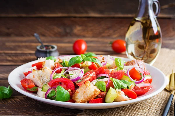 Panzanella Toscana Ensalada Italiana Tradicional Con Tomates Pan Sobre Fondo —  Fotos de Stock