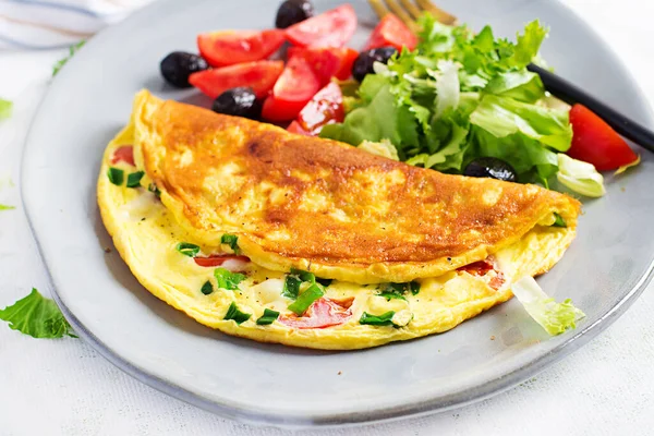 基托早餐 有奶酪 西红柿和青葱的煎蛋卷放在小桌子上 意大利煎饼 美味的午餐 — 图库照片