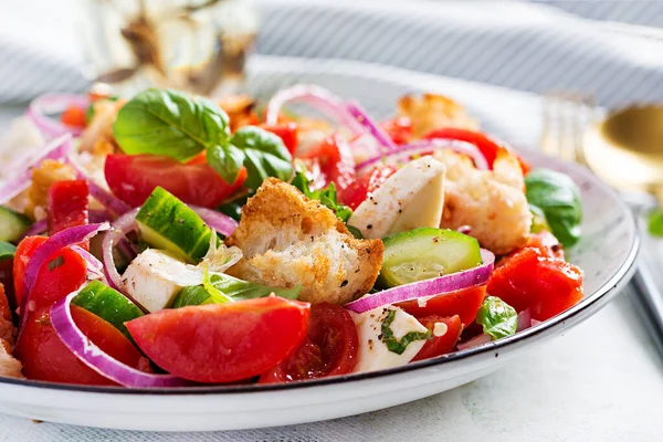 Traditionele Italiaanse Tomatensalade Panzanella Met Mozzarella Kappertjes Rode Croutons Zomersla — Stockfoto