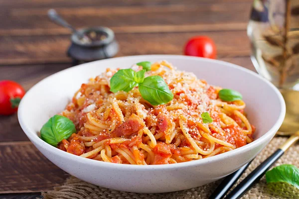 Spaghetti Alla Amatriciana Guanciale Pomidorami Serem Pecorino Włoska Zdrowa Żywność — Zdjęcie stockowe
