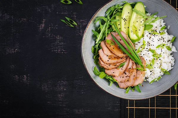 Domácí Pečené Hovězí Rýžová Mísa Salátem Dietní Menu Pohled Shora — Stock fotografie