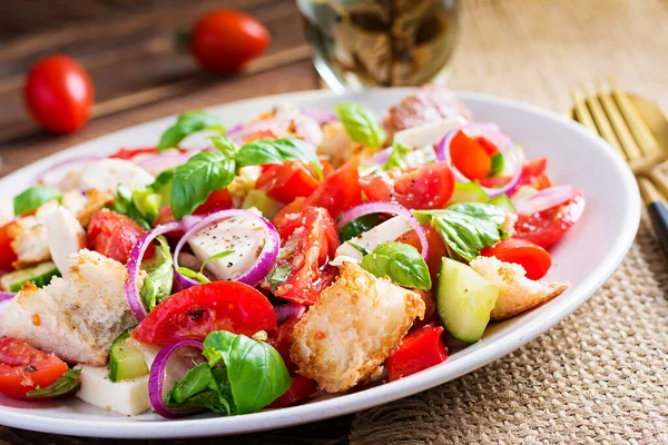 Toscaanse Panzanella Traditionele Italiaanse Salade Met Tomaten Brood Houten Ondergrond — Stockfoto