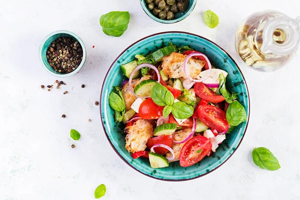 Panzanella Tradizionale Italiana Con Mozzarella Capperi Cipolla Rossa Crostini Insalata — Foto Stock