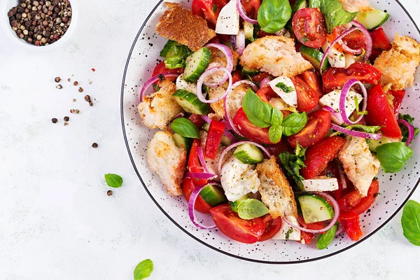 Ensalada Tradicional Tomate Italiano Panzanella Con Mozzarella Alcaparras Cebolla Roja —  Fotos de Stock