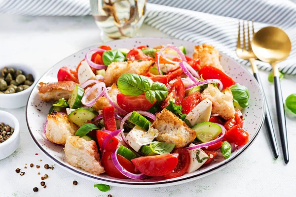 Salada Tomate Tradicional Italiana Panzanella Com Mussarela Alcaparras Cebola Vermelha — Fotografia de Stock