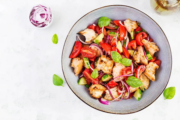 Toscaanse Panzanella Traditionele Italiaanse Salade Met Tomaten Brood Vegetarische Panzanella — Stockfoto