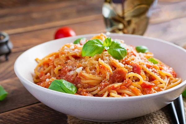 Spaghetti Alla Amatriciana Met Guanciale Tomaten Pecorino Kaas Italiaanse Gezonde — Stockfoto