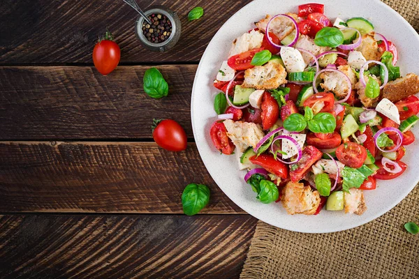 Toscaanse Panzanella Traditionele Italiaanse Salade Met Tomaten Brood Houten Ondergrond — Stockfoto