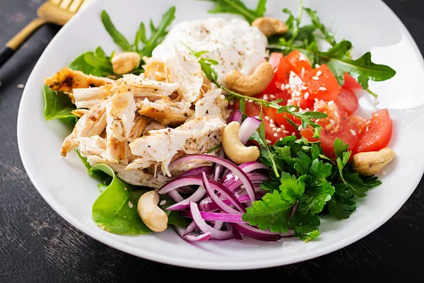 Healthy Vegetable Summer Salad Fresh Vegetables Chicken Breast Yogurt Dressing — Stock Photo, Image
