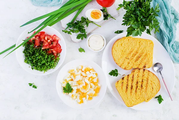 Pâine Prăjită Micul Dejun Sandwich Sănătos Salată Roșii Ouă Brânză — Fotografie, imagine de stoc