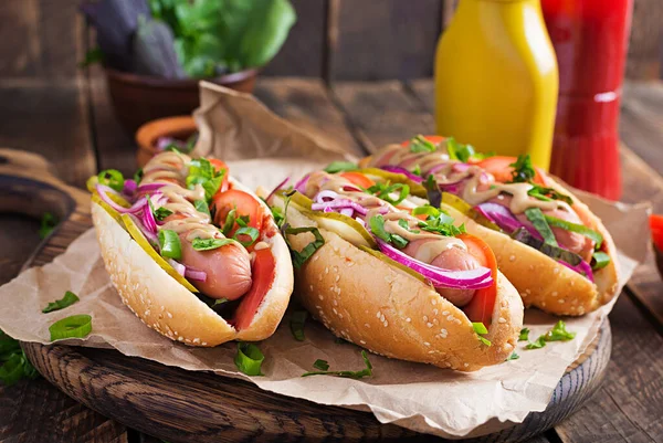 Varmkorv Med Pickles Tomat Och Sallad Trä Bakgrund Hotdog Amerikanskt — Stockfoto
