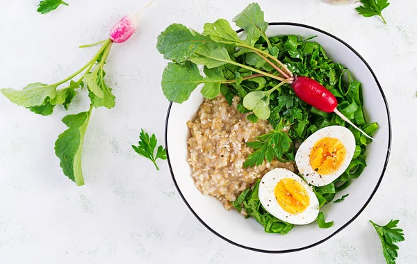 Desayuno Gachas Avena Con Huevos Cocidos Rábano Hierbas Verdes Comida — Foto de Stock