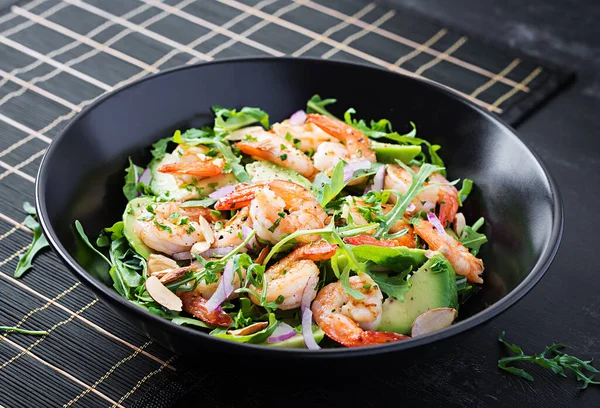 Karides Salatası Karides Salatası Roka Avokado Dilimi Kırmızı Soğan Badem — Stok fotoğraf