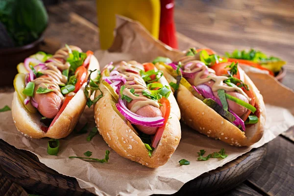 Cachorro Quente Com Picles Tomate Alface Sobre Fundo Madeira Hotdog — Fotografia de Stock