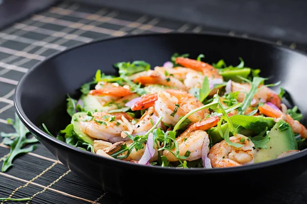 Salade Crevettes Salade Crevettes Roquette Tranche Avocat Oignon Rouge Amandes — Photo