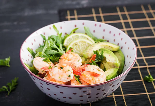 Karides Salatası Karides Salatası Roka Avokado Dilimi Yakın Çekim Sağlıklı — Stok fotoğraf