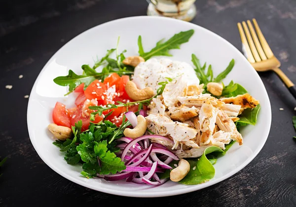 Gezonde Groentesalade Verse Groenten Kipfilet Met Yoghurtdressing Keto Ketogeen Dieet — Stockfoto