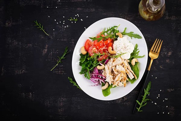 Friska Grönsaker Sommarsallad Färska Grönsaker Och Kyckling Bröst Med Yoghurt — Stockfoto