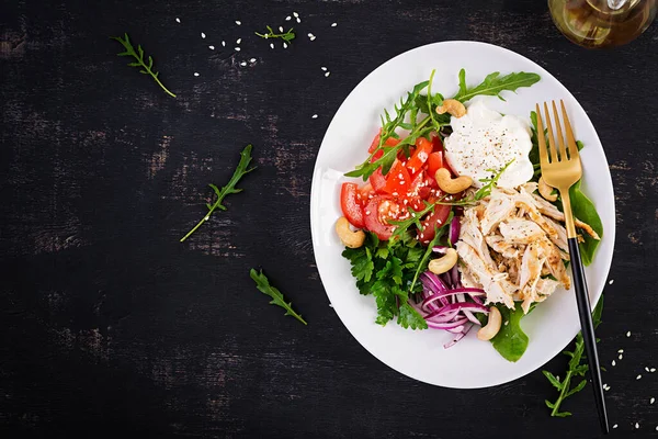 Здоровий Овочевий Літній Салат Свіжі Овочі Курячі Грудки Йогуртовою Заправкою — стокове фото
