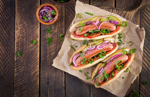 Varmkorv Med Pickles Tomat Och Sallad Trä Bakgrund Hotdog Amerikanskt — Stockfoto