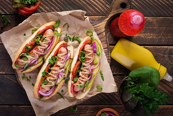 Cachorro Quente Com Picles Tomate Alface Sobre Fundo Madeira Hotdog — Fotografia de Stock