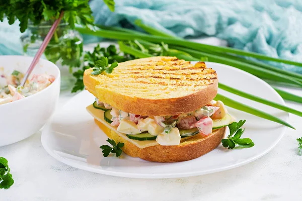 Тост Здоровый Сэндвич Помидорами Яичным Салатом Сыром Завтрак — стоковое фото