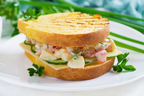 Brindisi Colazione Sandwich Sano Con Insalata Pomodoro Uova Con Formaggio — Foto Stock