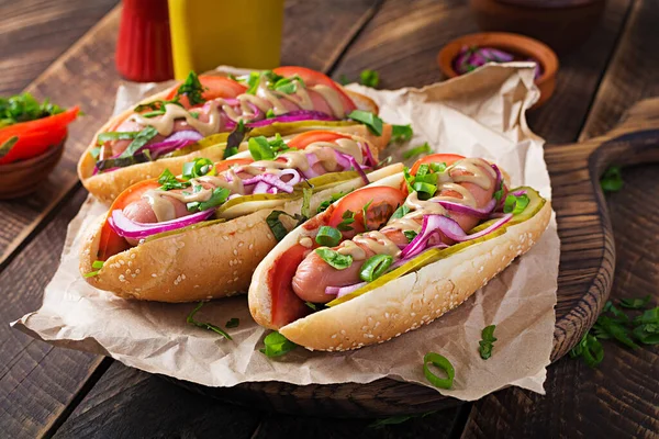 Hot Dog Ogórkami Pomidorem Sałatą Drewnianym Tle Hot Dog Kuchnia — Zdjęcie stockowe