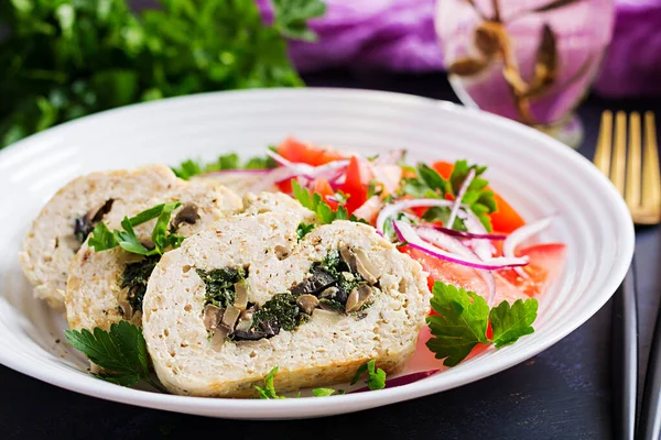 Ispanak Zeytin Mantar Domates Salatasıyla Doldurulmuş Rulo Köfte Diyet Menüsü — Stok fotoğraf