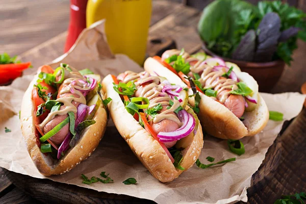 Cachorro Quente Com Picles Tomate Alface Sobre Fundo Madeira Hotdog — Fotografia de Stock