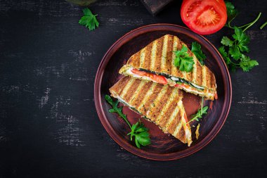 Ispanak yapraklı, domatesli ve peynirli vejetaryen sandviç sandviçi. Peynirli tost. Üst görünüm, genel görünüm, kopyalama alanı