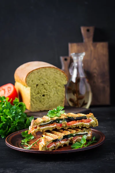 Vegetarische Sandwich Panini Mit Spinatblättern Tomaten Und Käse Auf Einem — Stockfoto