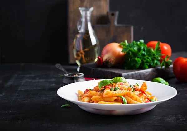 Classiche Penne Alla Arrabiata Con Basilico Parmigiano Fresco Grattugiato Sulla — Foto Stock