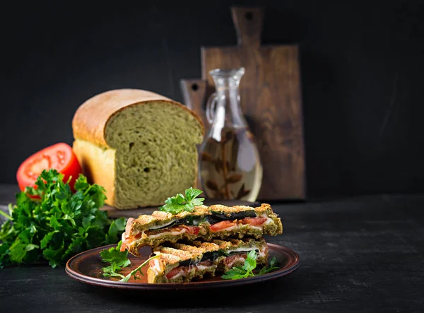 Panini Sandwich Vegetarian Frunze Spanac Roșii Brânză Masă Întunecată Toast — Fotografie, imagine de stoc