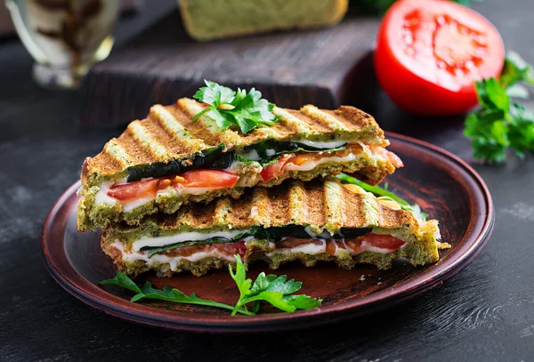 Panini Sandwich Vegetarian Frunze Spanac Roșii Brânză Masă Întunecată Toast — Fotografie, imagine de stoc