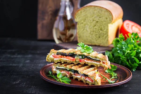 Panini Sandwich Vegetarian Frunze Spanac Roșii Brânză Masă Întunecată Toast — Fotografie, imagine de stoc