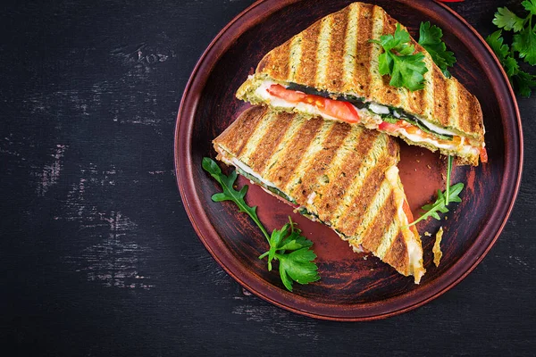 Vegetarische Sandwich Panini Met Spinazie Bladeren Tomaten Kaas Een Donkere — Stockfoto